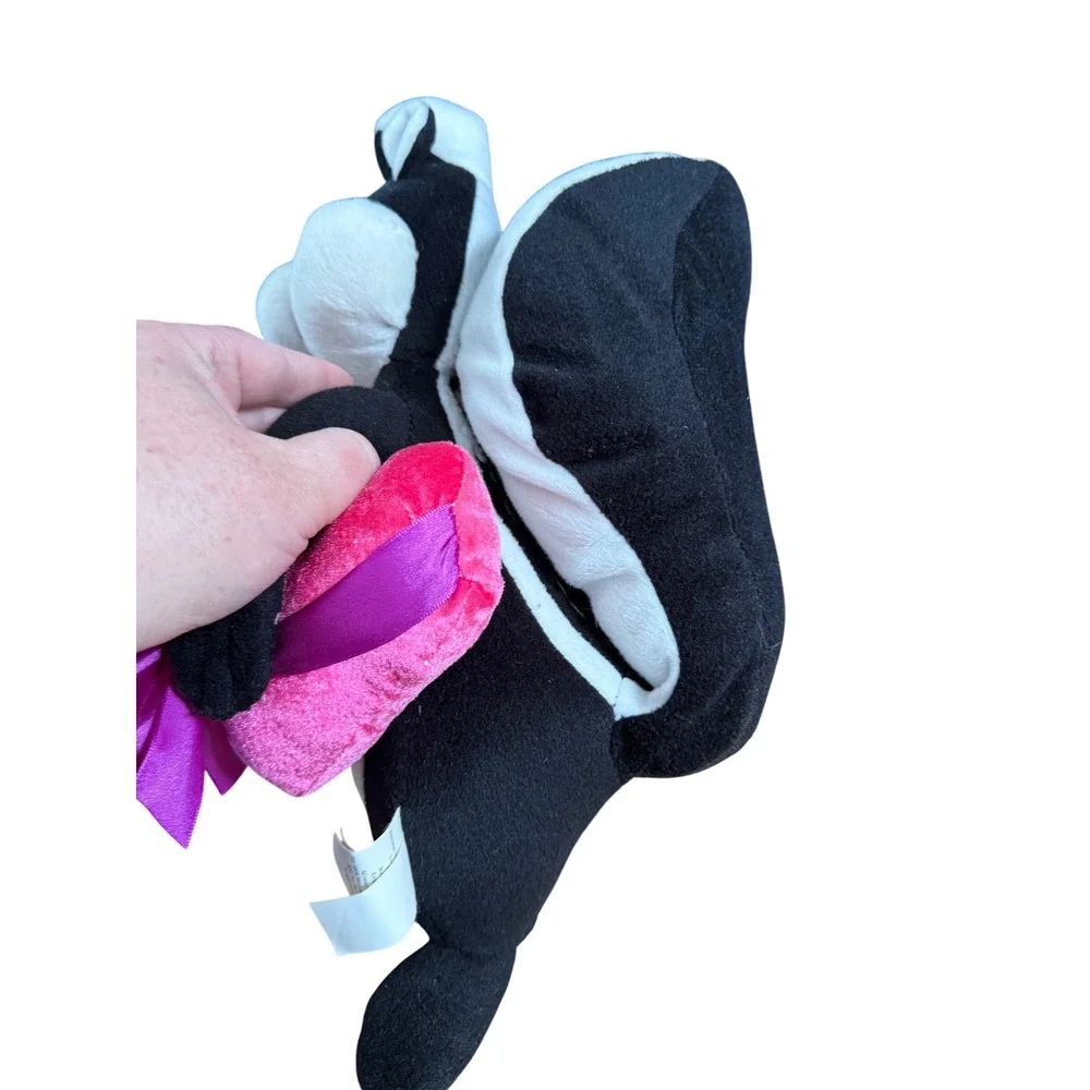 Pepe Le Pew Looney Tunes plush holding heart Classic stuffed animal collectible‎